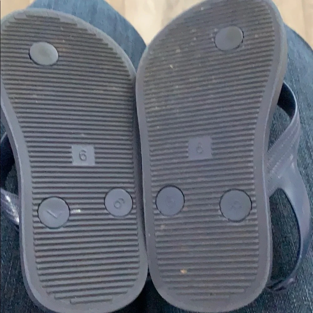 Bundle of 2 pairs Old Navy infant flip flops, sz 6